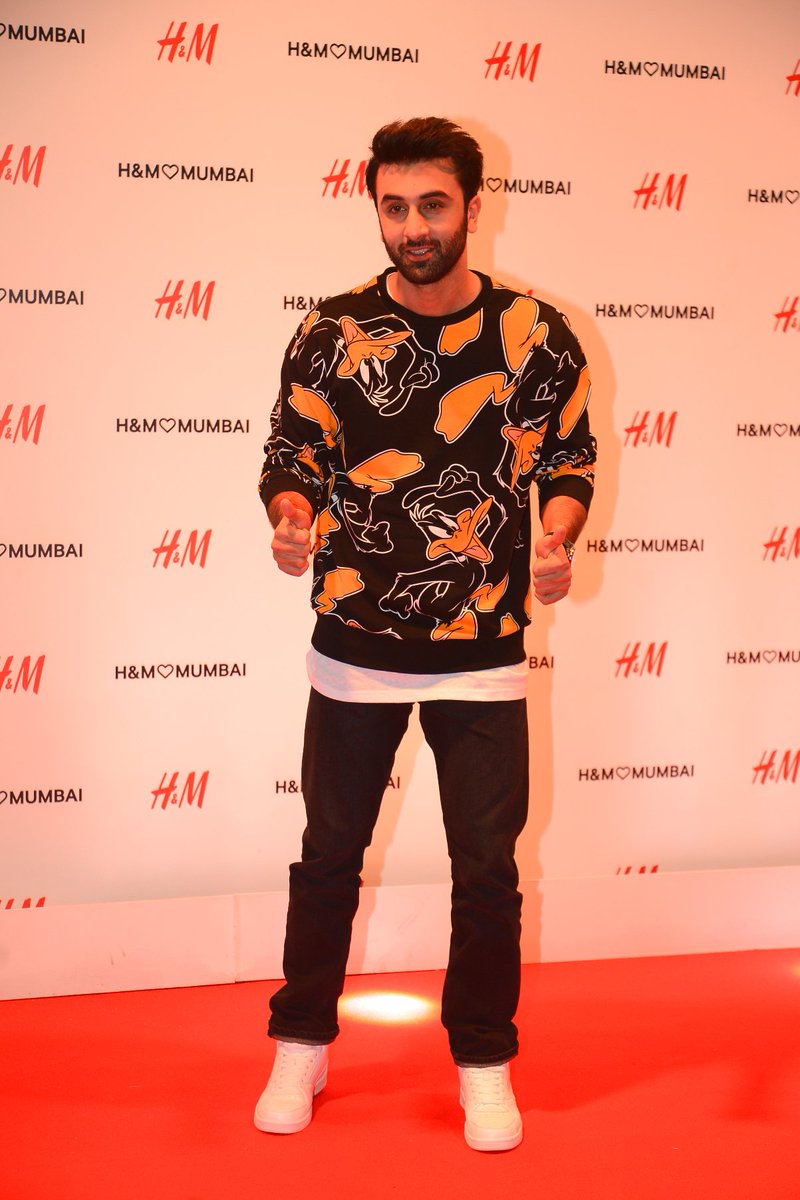 Jayachandra_07's tweet photo. I wanna how people will be dressed for this H&M launch! Who will be mesmerize everyone #HMFirstInLine https://t.co/haoXqarWdT