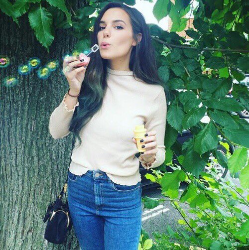 screamlakerpg's tweet photo. • Marzia Bisognin
• 17 ans
• Hétéro
• Meilleure amie de Miley, Quinn et Lydia
• @marziarpgscream https://t.co/XE7h2Uvskx