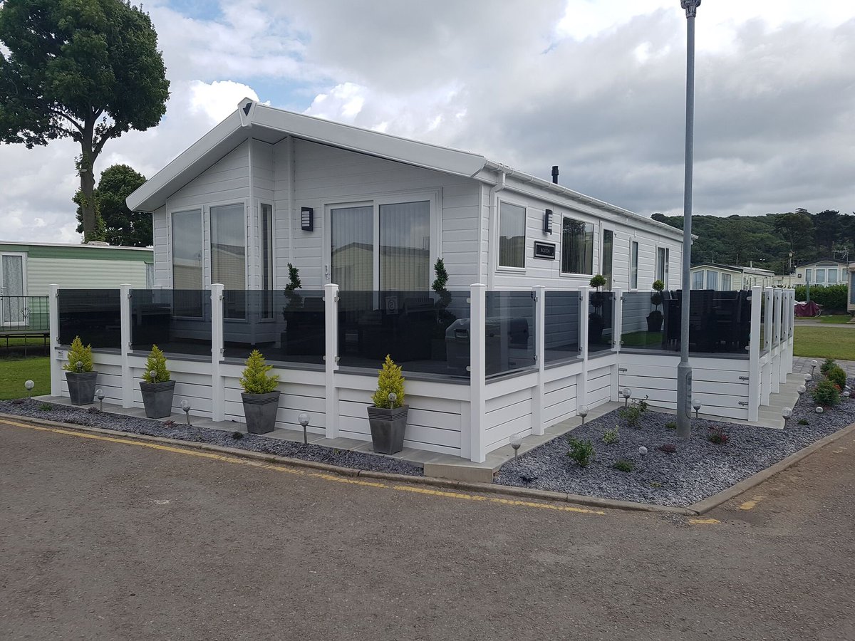 DeckBrokers's tweet photo. #greyglass #greydecking #whitebalustrades #newinstallations #happycustomers #upvc https://t.co/r46snSfrtF