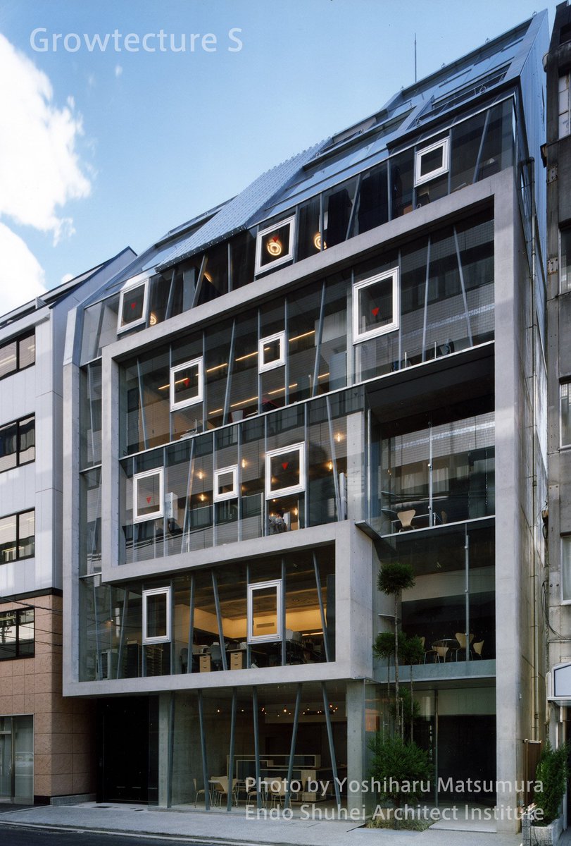 endo_building's tweet photo. Growtecture S（宣成社 / 大阪）
即物的な構造体を連続的に展開させた。
連続する構造体は、３層吹抜けのエントランスポーチの西の壁として立ち上がり、５階のレベルで床に至っている。 https://t.co/rAfOyMaQkj