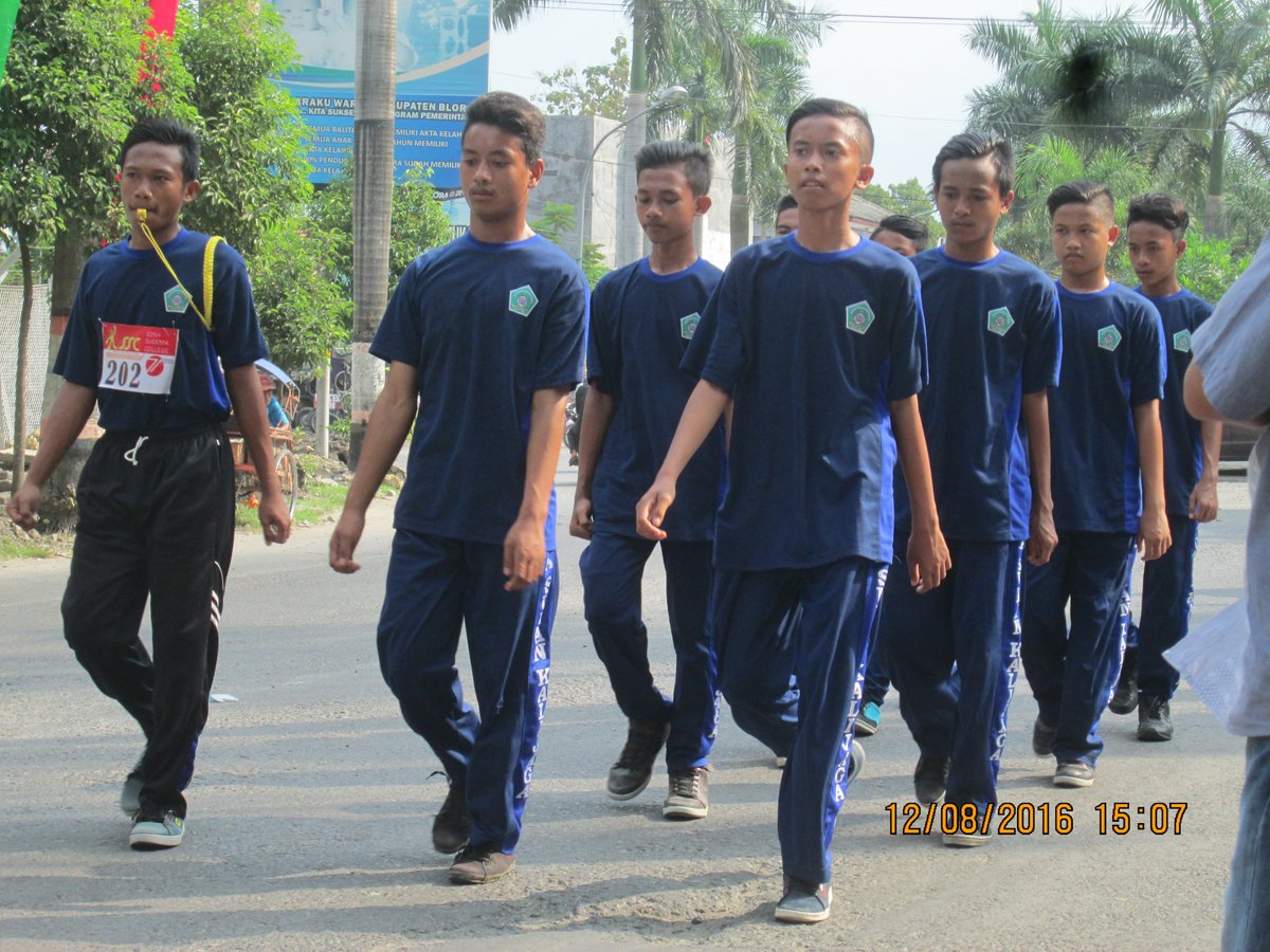 KECAMATANCEPU's tweet photo. 12/8/16 Hari kedua lomba Gerak Jalan, tk. SMA/Umum dlm rangkaian agenda Peringatan HUT RI ke-71 Kecamatan Cepu. . https://t.co/4TaKT81XOg