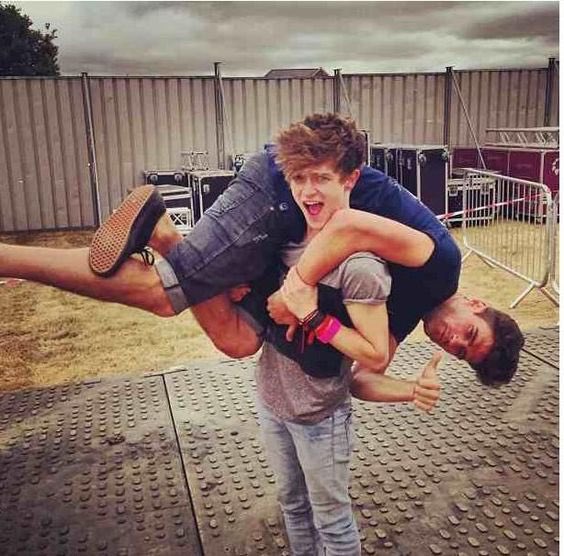 TheVampsCon's tweet photo. a massive happy birthday to our big dog @JoeManager gettin ooooooooolld 👴🏼👴🏼 https://t.co/Q0lbEu8ocE