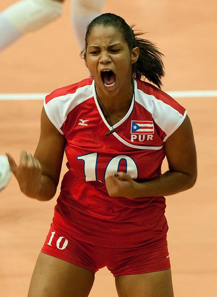 Pregnant puerto rican volleyball player diana reyes plays against china