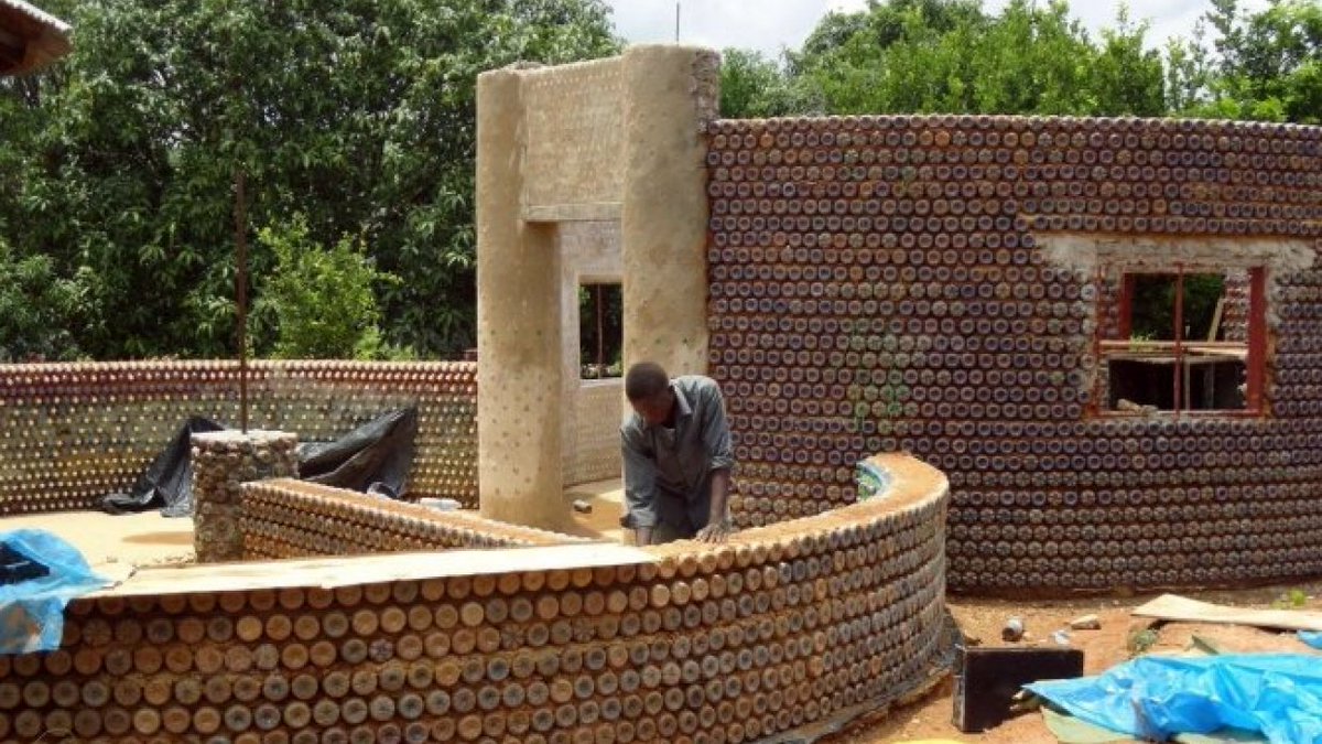 Découvrez 6 usages insolites des bouteilles en #plastique !
#innovation #recyclage #ecologie
sites.arte.tv/futuremag/fr/s…