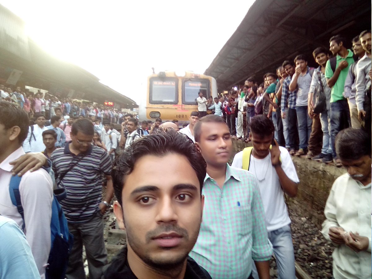 ABmahanagar's tweet photo. बदलापूर प्रवाशांचे आंदोलन https://t.co/WzW5V2Yi7X