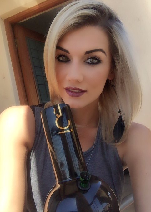 Bongs and babes 💚💚💚 #goldmember Head over to @Bongalonglife for more!  Cheers to the weekend!  Xo's https://t<a href="/tag/goldmember"class="tags">#goldmember</a><a class="tags" target="_blank" title="On Twitter" href="/?out=eyJ0eXAiOiJKV1QiLCJhbGciOiJIUzUxMiJ9.eyJpYXQiOjE3MjA3NTk0OTUsImlzcyI6InR3cG9ybnN0YXJzLmNvbSIsIm5iZiI6MTcyMDc1OTQ5NSwiZXhwIjoxNzUyMjk1NDk1LCJyZWRpcmVjdF91cmwiOiJodHRwczovL3R3aXR0ZXIuY29tL0JvbmdhbG9uZ2xpZmUifQ.2z_GEMwXRHdoHiIk6eDH_KcmRnnOdSb5BOfu_9BqxE3KZSK-xos4q0ZmT2GrrgL-gq4MRUexJNoAlnJKNpihWw">@Bongalonglife</a>