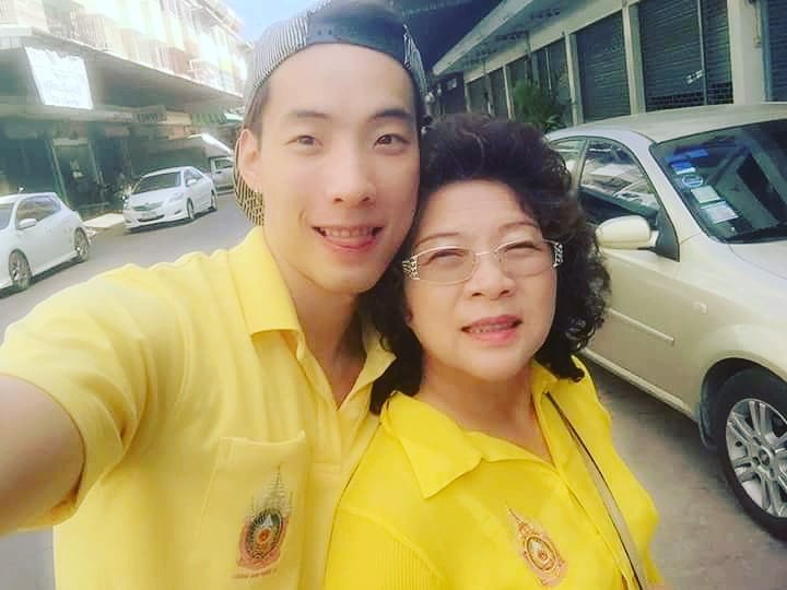 BeamAF10_FC's tweet photo. สุขสันต์วันแม่และHBDม๊าด้วยนะคร๊าบบ #วันแม่แห่งชาติ #BeamAF10 #BeamKorntat #💕💕💕 @beam_af10 :: Cr. FB KT Beam :: https://t.co/Msltxy4v2f