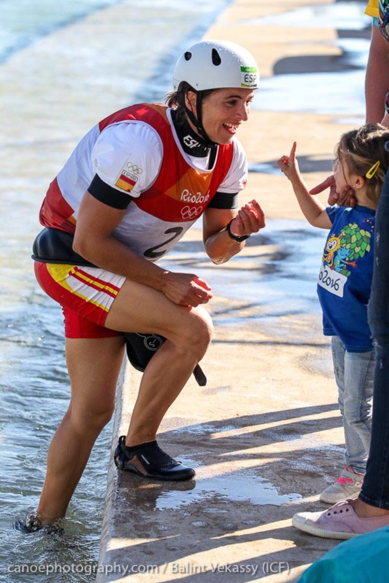 - ¿Primera?
- Sí hija, mamá es #oro.

Madre y campeona olímpica. Viva la conciliación familiar. Grande @MChourraut