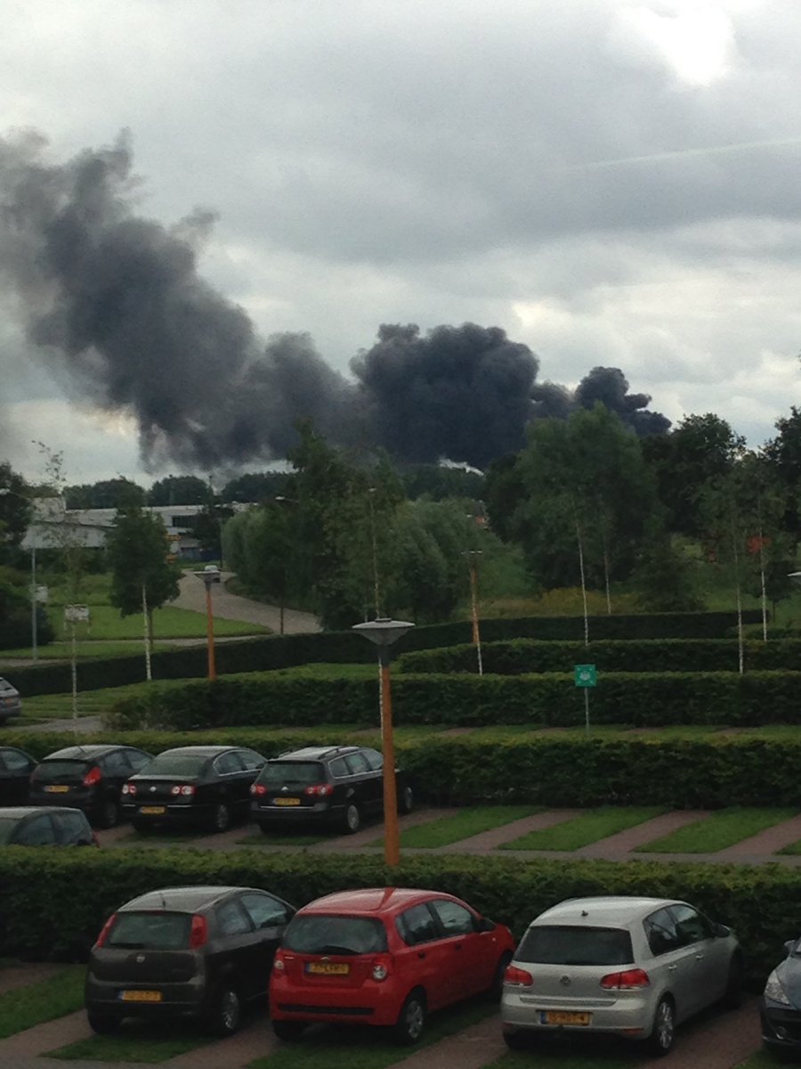 johnloonen's tweet photo. Gaat fors de verkeerde kant op bij #Dycore #oosterhout #brand https://t.co/jGIVphHpwS