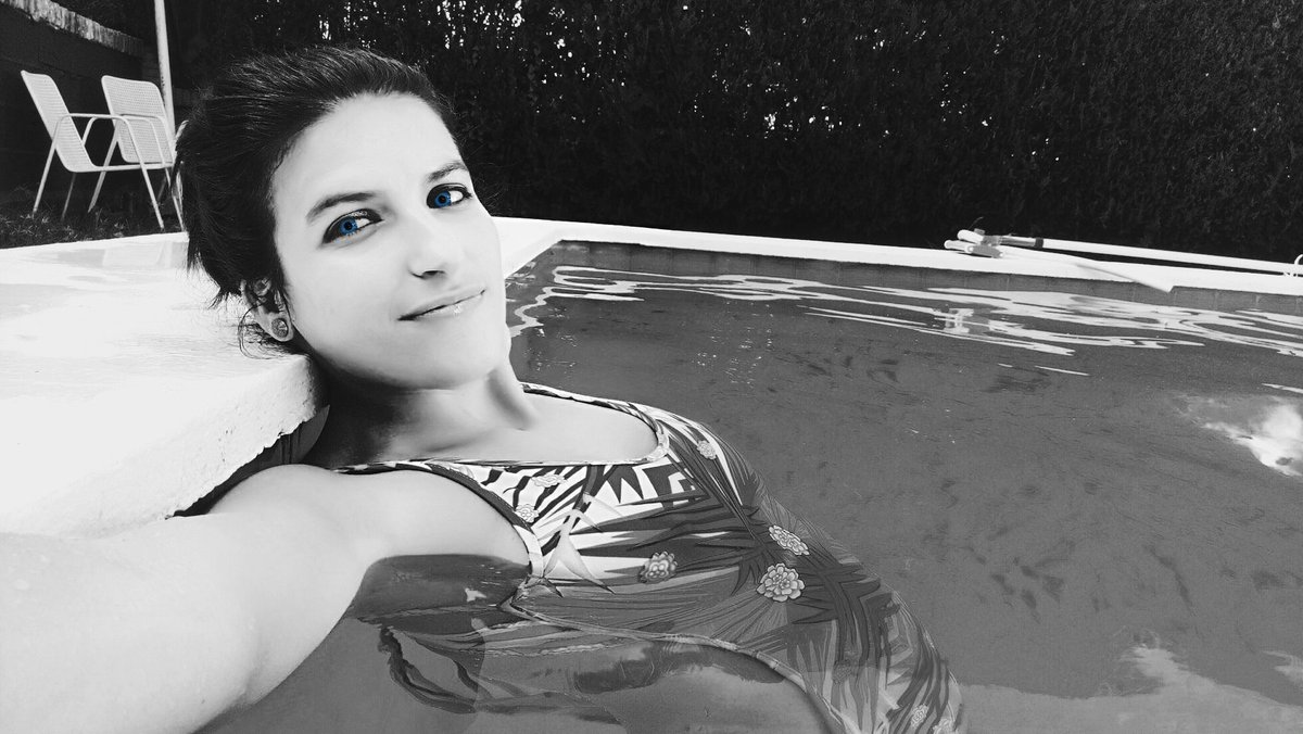 MoliMarta's tweet photo. Vacaciones primeras 2016 :) #relax #piscineochalet #terrazeomicasita #charlitas https://t.co/l9rABkI6VG