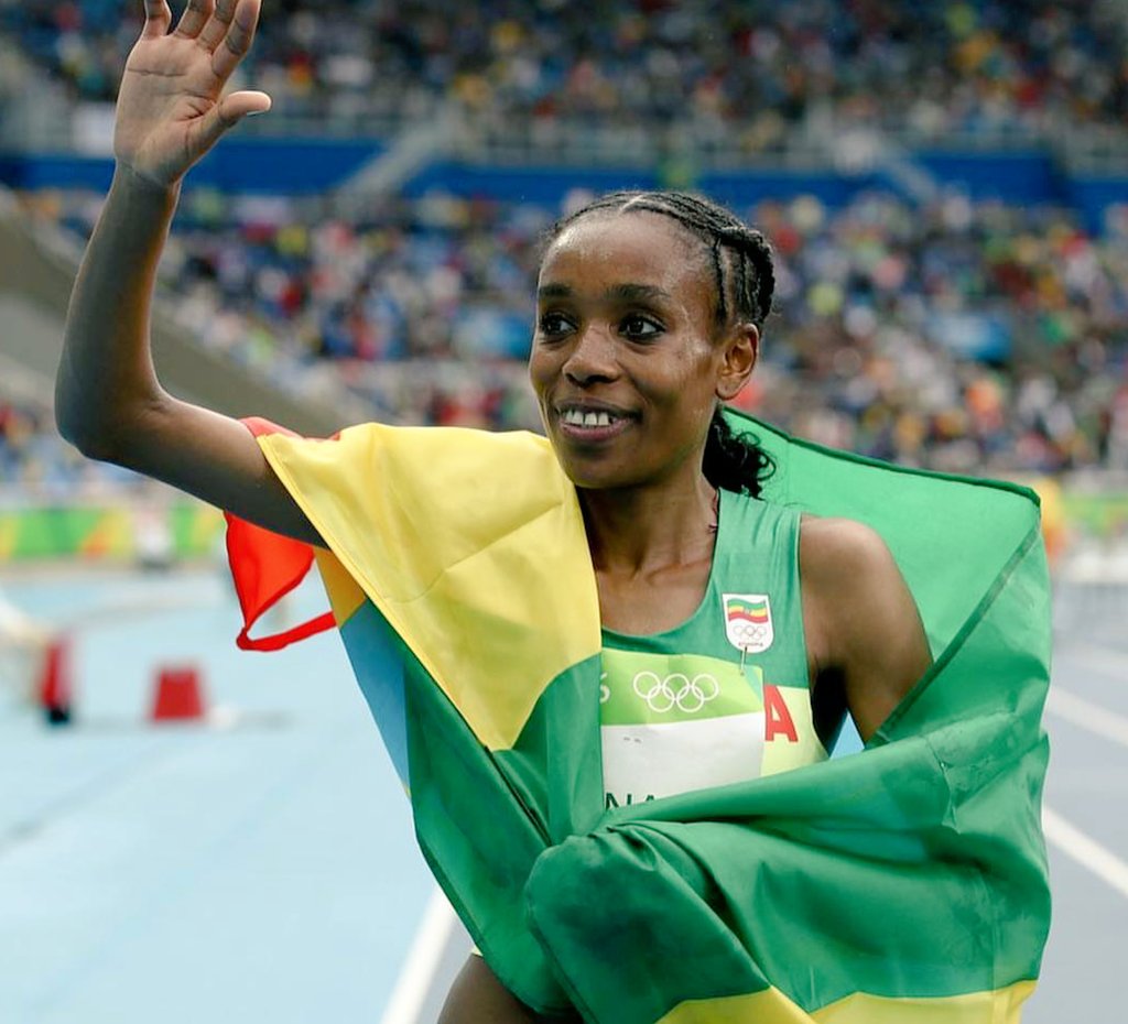 evoratrilogy's tweet photo. Almaz Ayana breaks the 10000m world record! #olympics #rio2016 #olympic #gold #record #olympics2016 #almazayana https://t.co/8cyaPjC1e9