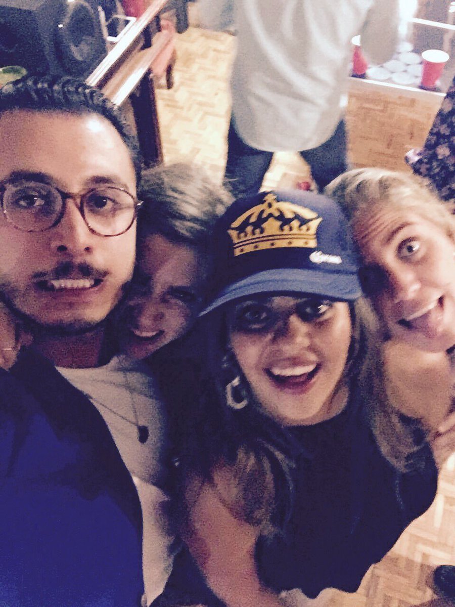 caromacser's tweet photo. En una buena fiesta siempre está Corona #Desfronterizate https://t.co/r3eSI02BJk