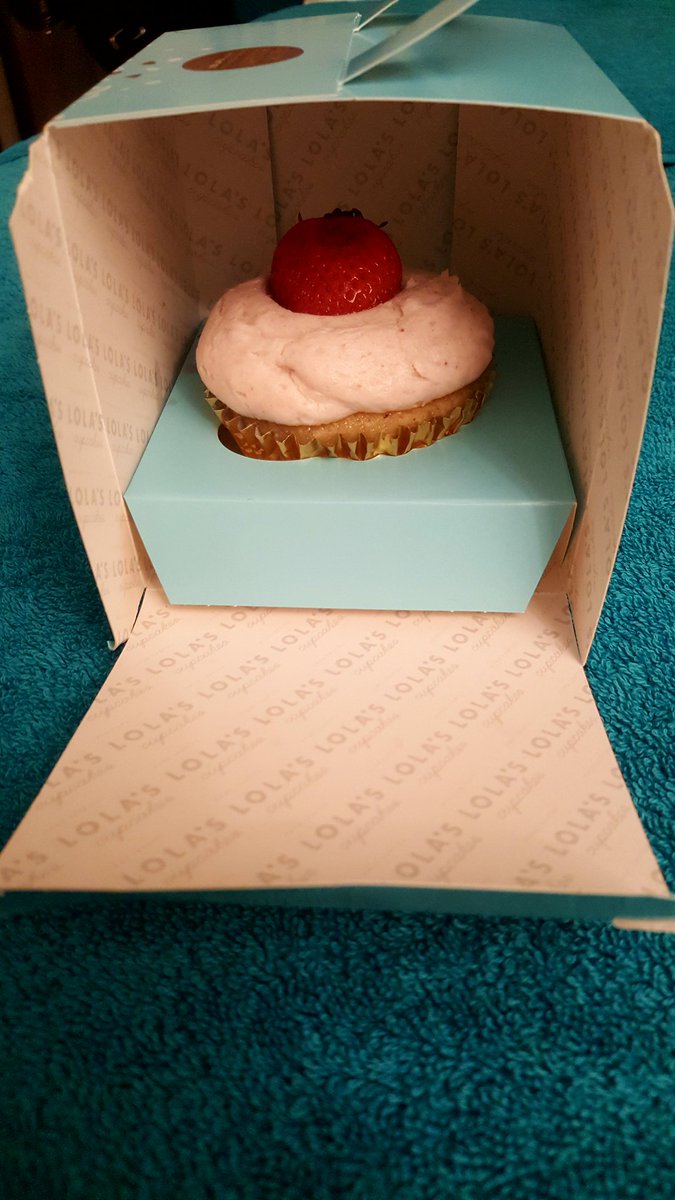 Ali_CFMassage's tweet photo. Treats week! Sweeten me up?!! I give in! Best cupcakes ever!
#stillnomercy #Ali_CFM #lolascupcakes #workitoff https://t.co/tn0BmYKSlx