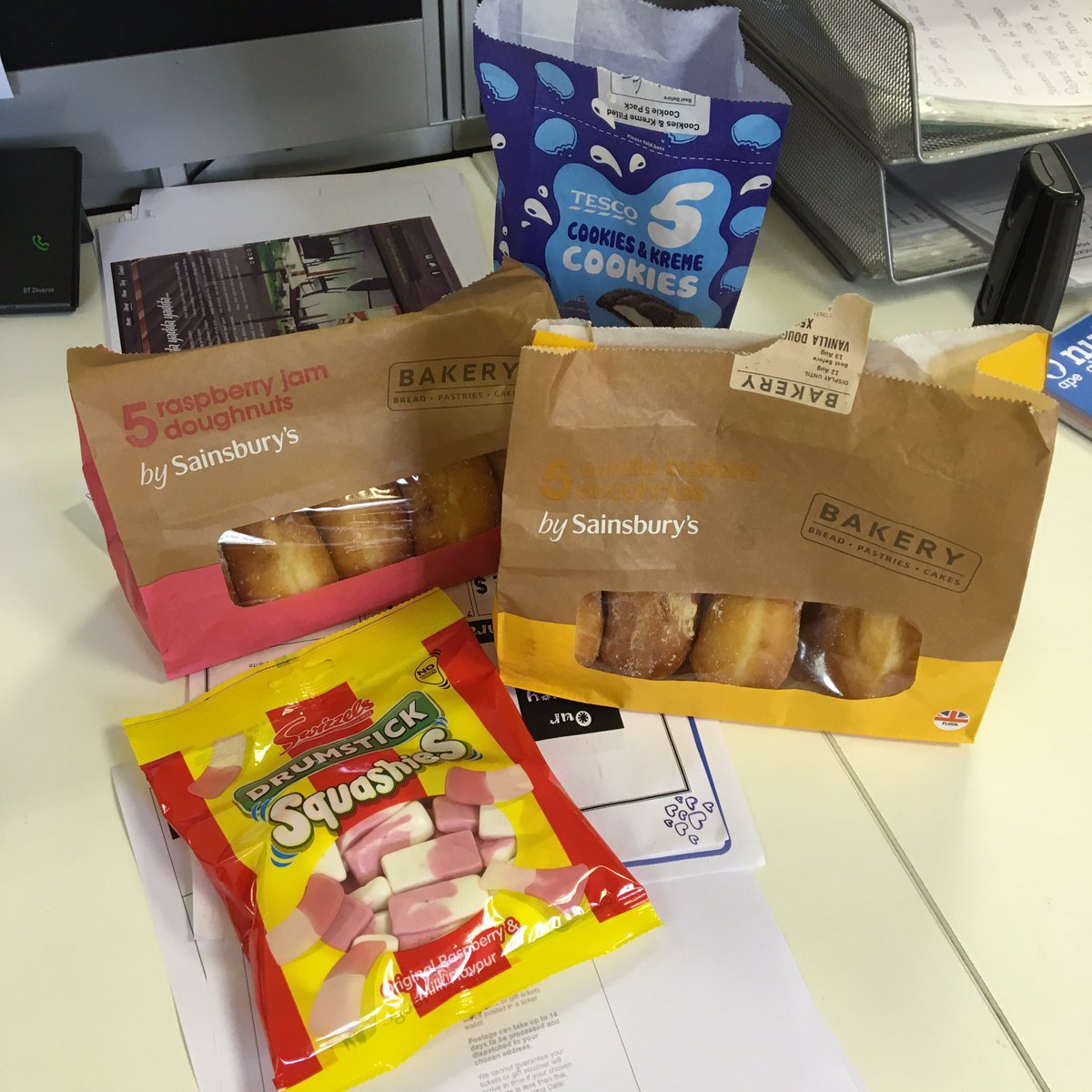 mememedia's tweet photo. 3 of us have come back from dinner with treats today. The beach body dreams over 💔 https://t.co/LfjpINkodD