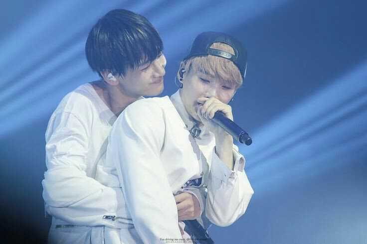 Taehyung hugging Yoongi IS THE BEST CONCEPT pls don't argue