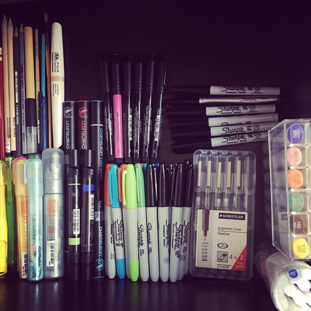 betancur's tweet photo. El Cajón de los marcadores! (Fragmento) #tools #copicmarkers #sharpie #chameleon #prismaco… https://t.co/jFWfmcBQsK https://t.co/zs52nTNGcz