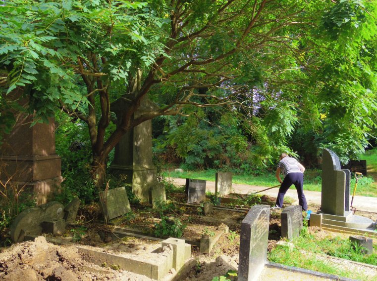 hackneycouncil's tweet image. Volunteers vital to conservation of Abney Park Cemetery bit.ly/2bmU6Hc Join them on Thursdays 10am-2pm