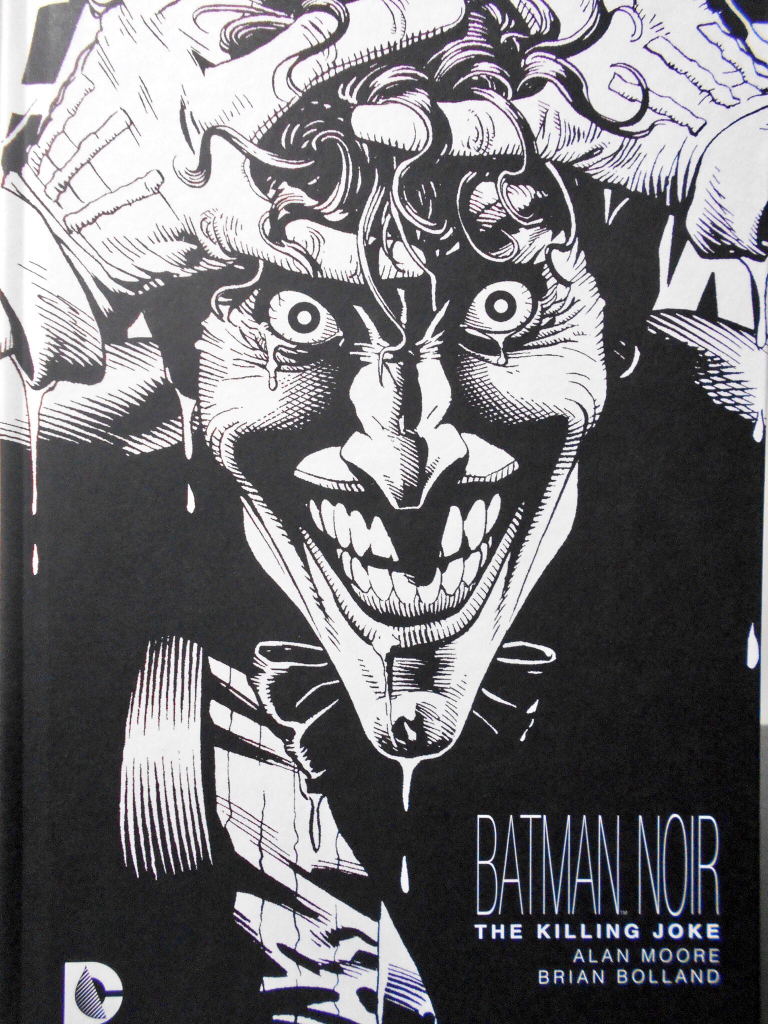 Sin Heh Batman Noir The Killing Joke ノワールシリーズの5冊目はキリングジョーク アニメ版が発売されたこのタイミングで来た あのカバーを変えてこの場面を表紙に持って来るとは 良い意味で裏切られたな T Co 8etmihdtqq Twitter