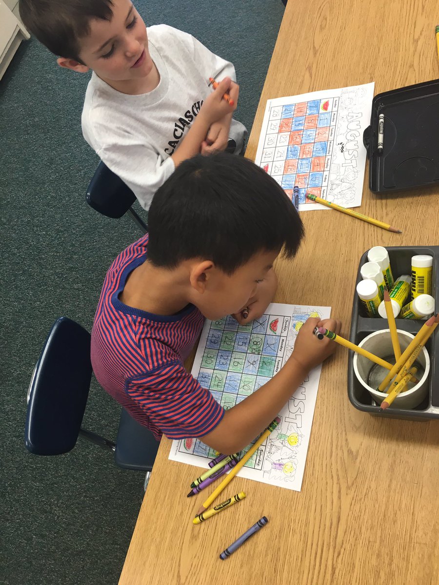 AcaciaMsH's tweet image. K4 Ss working on their 1st kindergarten calendar incorporating our patterns lesson! 💚🐼🎨 #FSDmath #acaciakinder