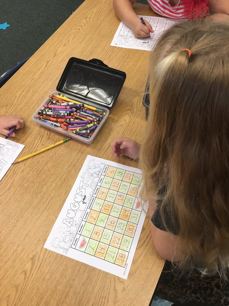 AcaciaMsH's tweet image. K4 Ss working on their 1st kindergarten calendar incorporating our patterns lesson! 💚🐼🎨 #FSDmath #acaciakinder