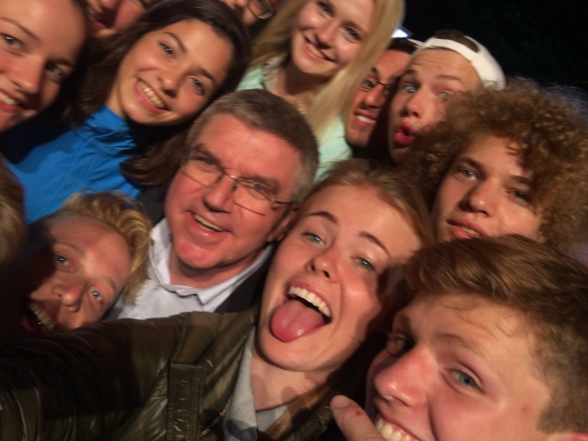 dsj4sport's tweet photo. Selfie-Time mit #IOC-Präsident Dr. Thomas #Bach und #Yusra Mardini @olympics #DOJL @DOSB  #RefugeeOlympicTeam https://t.co/U8VrffhF7c