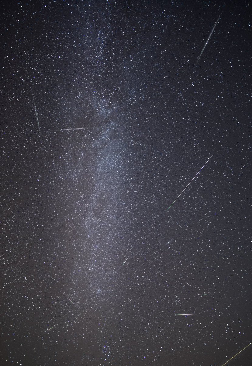 Algunas #Perseidas bajo la #VíaLáctea, escapando de nubes e incendios de la zona de #Santiago #perseids #milkyway