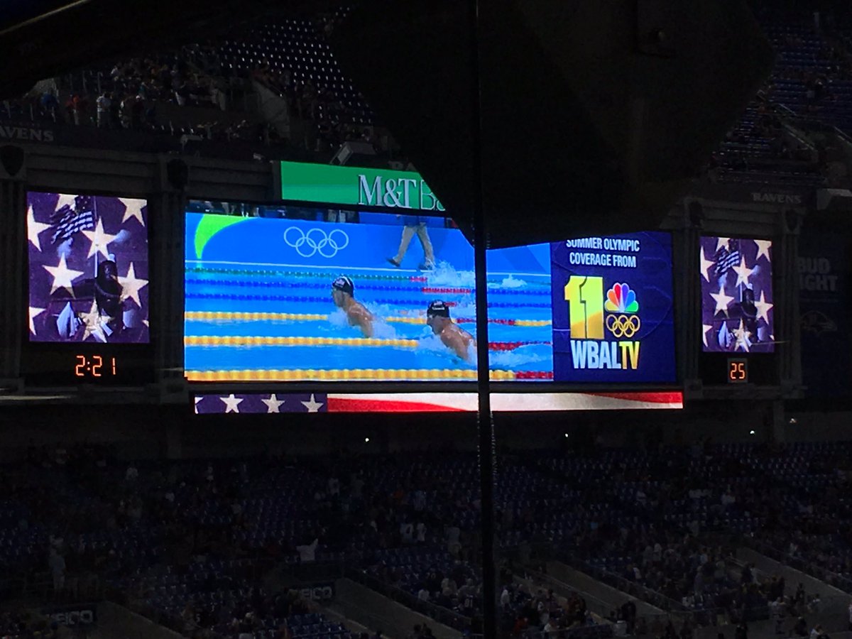 BleacherReport's tweet photo. Hometown love! Ravens pause to watch Maryland-native Michael Phelps win another 🏅 https://t.co/4TaJnTK8Ht https://t.co/wkPF5MgalV