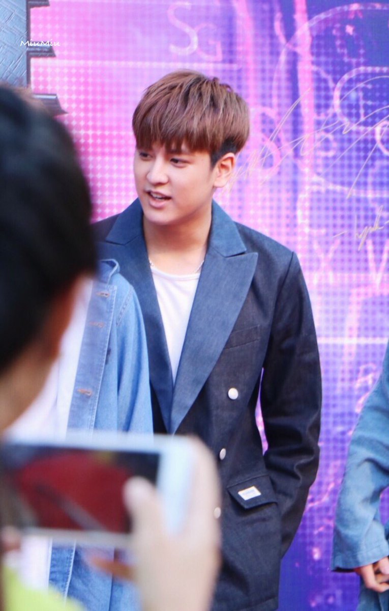 miuerchan's tweet photo. Chanwoo like a president😂

#iKON #BOBBY #Chanwoo #바비 
#정찬우 https://t.co/0TEFYl8u7g
