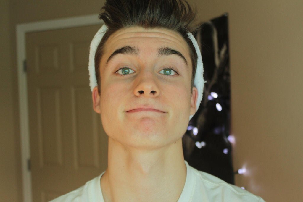bingeliars's tweet photo. Oh my, Chris' first picture on Twitter 😂❤️ #fetuschris @WeeklyChris https://t.co/yzsJYwVgRw