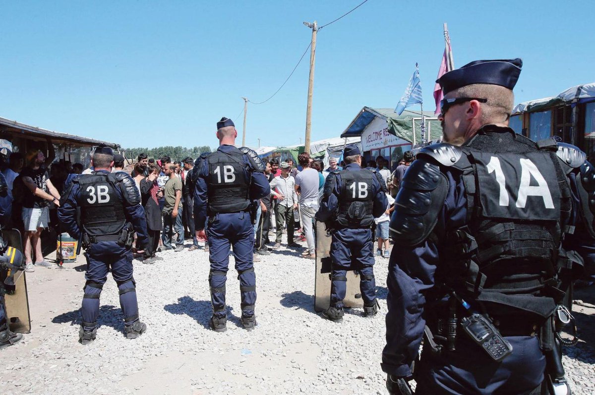 Le_Figaro's tweet photo. Un CRS raconte les assauts des migrants contre les camions https://t.co/7qZ0d6TqMk https://t.co/x77V0TFCVN