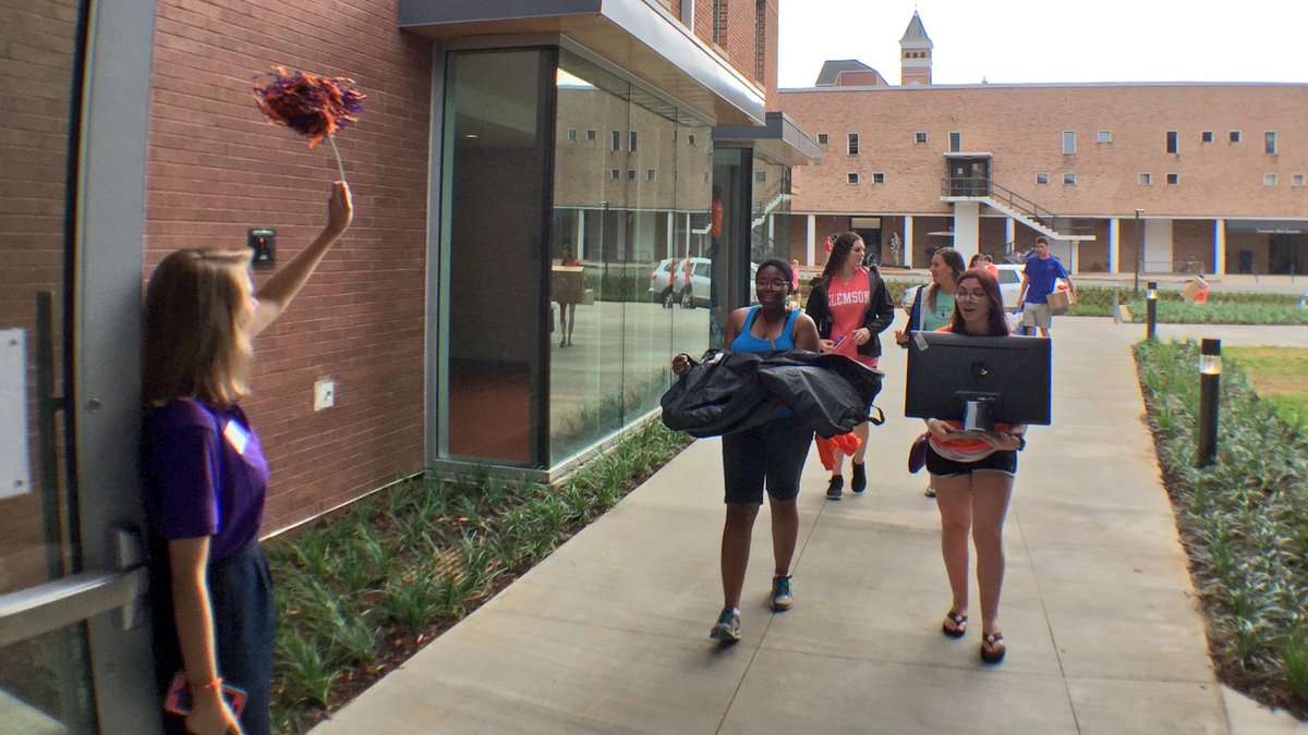 ClemsonUniv's tweet image. Move-in weekend is in full swing! 📦💨

Welcome home Tigers! 🐯