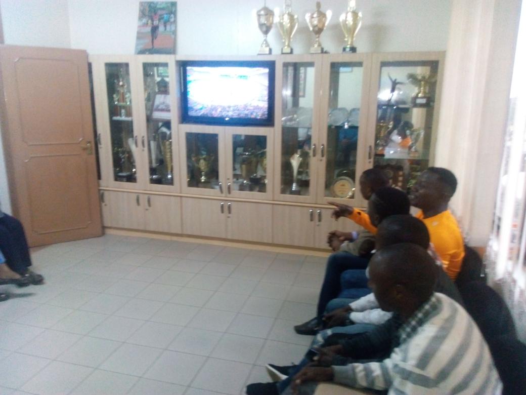 athletics_kenya's tweet photo. All eyes glued on the screen at #RiadhaHouse as #Aprot leads Kenya's charges in 10000m women @Rio2016_en https://t.co/2Vsp7DFxSC