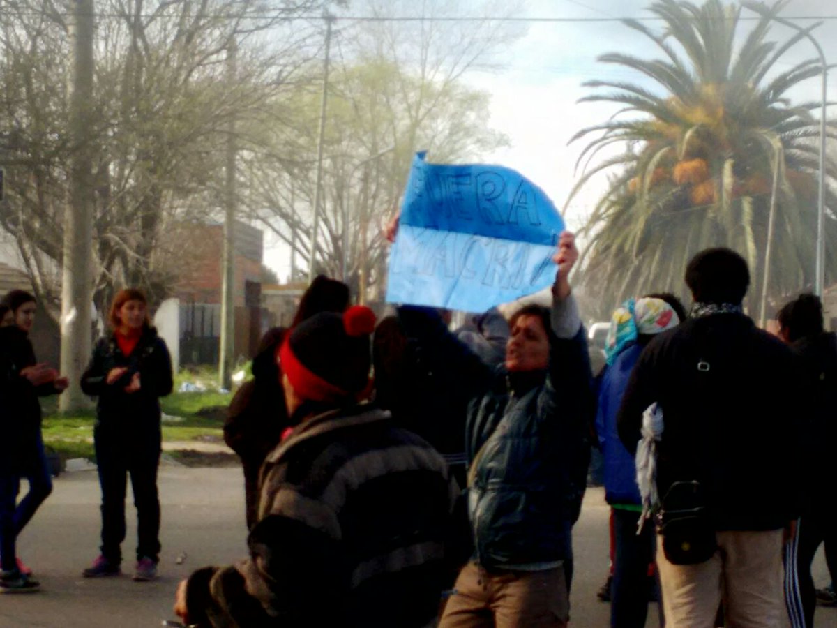 DescaER's tweet photo. Mauricio Macri es #represión. Esto está sucediendo ahora, en Mar Del Plata https://t.co/5yqGSWFeog