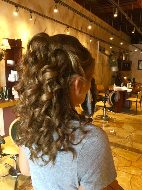 ATofclass's tweet image. A beautiful updo done by Rina. Call 905-469-6506 and book your appointment. Or go to atouchofclasshairsalon.com!