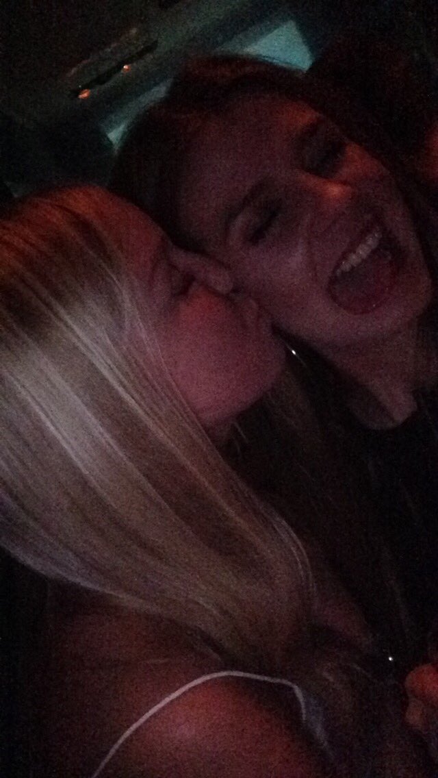 annabananadede's tweet photo. @heeenne oder das hier 😄😄 #beauties #partybilderonfleeeeek https://t.co/xIt3GBsv3G