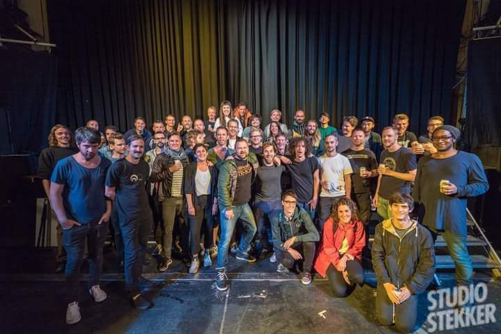 Het lijkt wel alsof we op schoolreis zijn, en zo voelt het ook een beetje: de hele Stekker-familie in één foto! 💖💖💖…