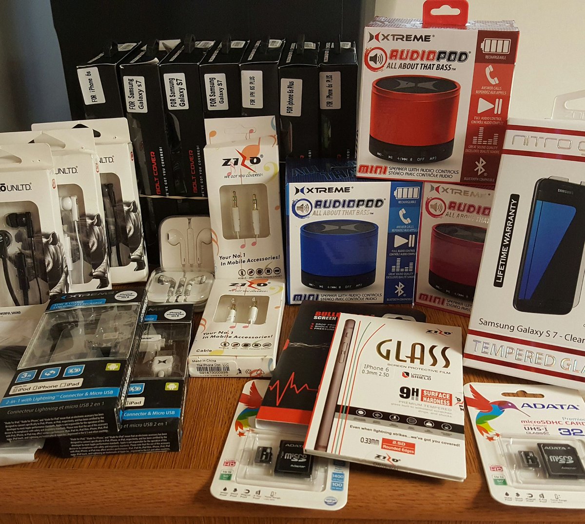 ThePhoneDocllc's tweet image. cases includes tempered glass!!:
Earbuds any style/color
Aux Cable
Charge Cable by xtreme 
speakers
Tempered glass