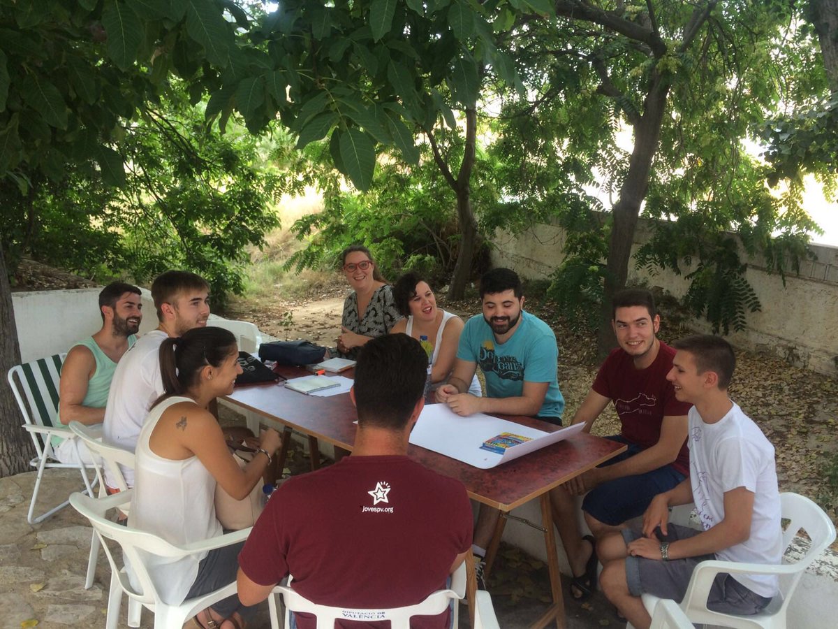 JovesCostera's tweet photo. Estem aplegades a #LaFontDeLaFiguera aprenent a fer xarxa associativa a #LaCostera https://t.co/O78AAQXkMh