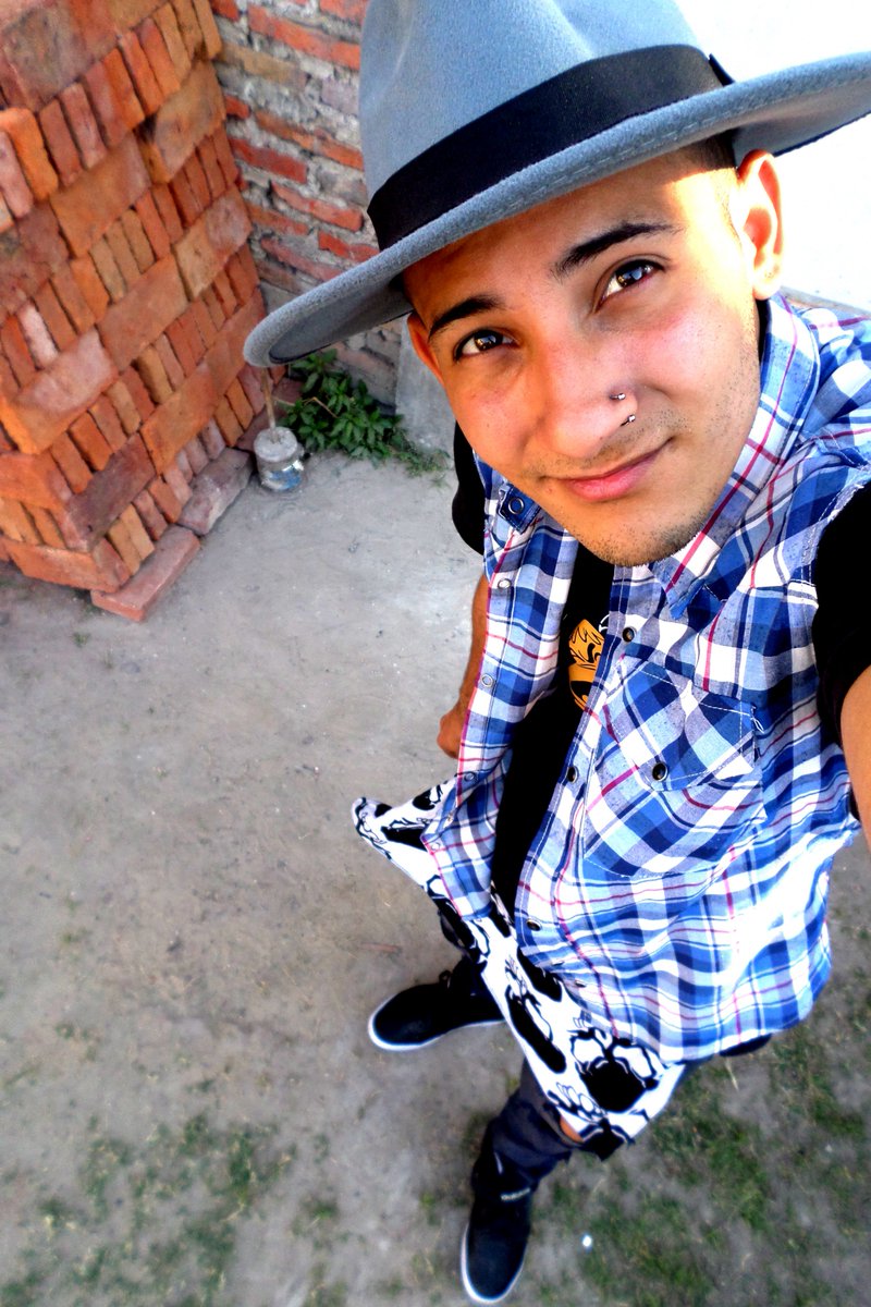 MaxiiMachuca04's tweet image. Esperandote :3 &amp;lt;3