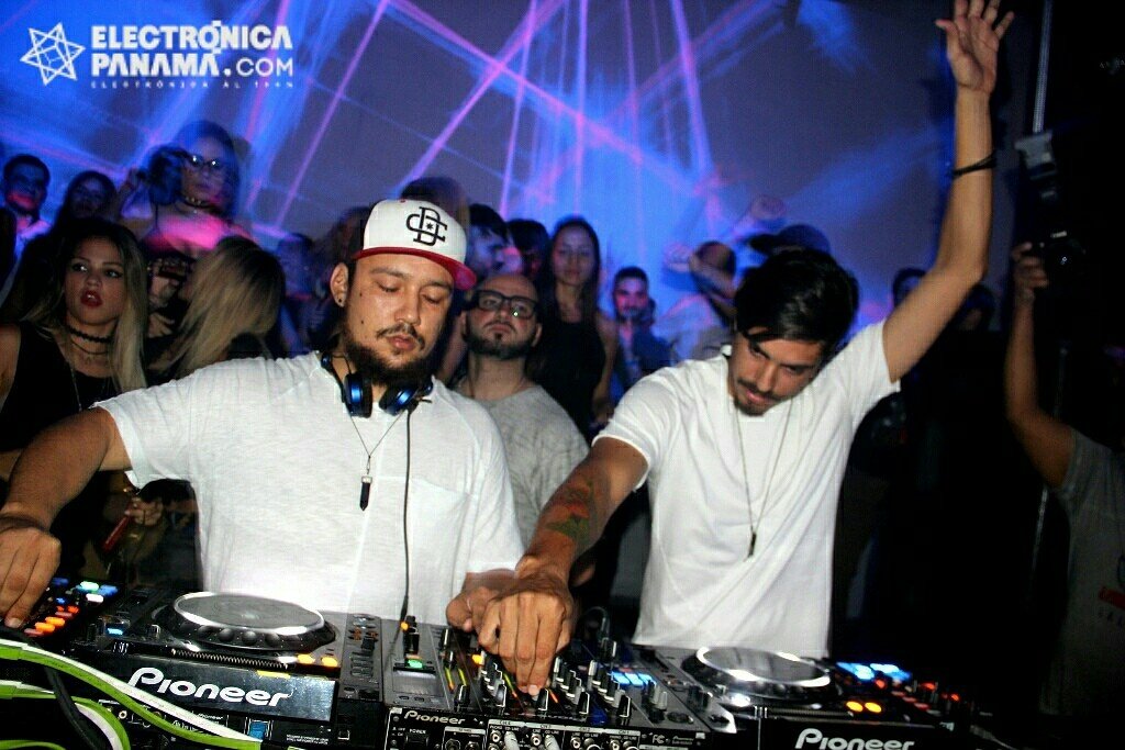ElectronicaPma's tweet photo. Vaya set que se tiraron Abel Zeballos y Rick Gonzalez de #Keepitunder anoche. Mucha energia de la buena. https://t.co/v0DszMTGET