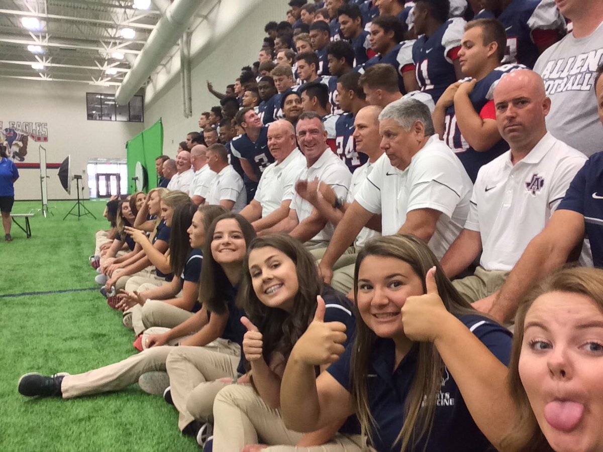 AHS_SportsMed's tweet photo. Picture day!! 🏈📸 https://t.co/bBJNd8CT0u