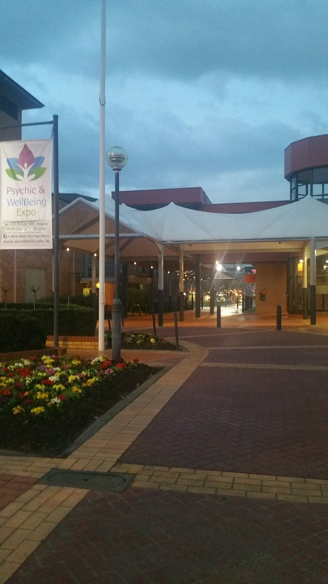 albnside's tweet photo. Its beautifully quiet atm. But dont forget QEII Agfest starts at 10 today. @VisitAW #lambex2016 @alburycentral https://t.co/nLsT3IXeET