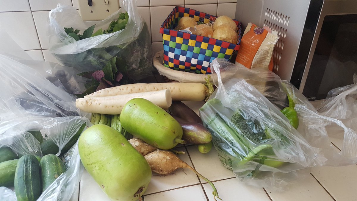 sonnylebythebay's tweet photo. Bought enuff from Old #Oakland #FarmersMarket for a whole battalion... who's coming for dinner? #immigrant #foodsway https://t.co/jpLDdBBkiP