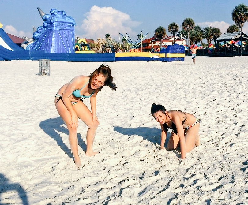 rd_kennemore3's tweet photo. take me back to my favorite place w my favorite person 💭 #missingthebeach #missingmysissy @21_maci https://t.co/uAKEoLZ0Ak