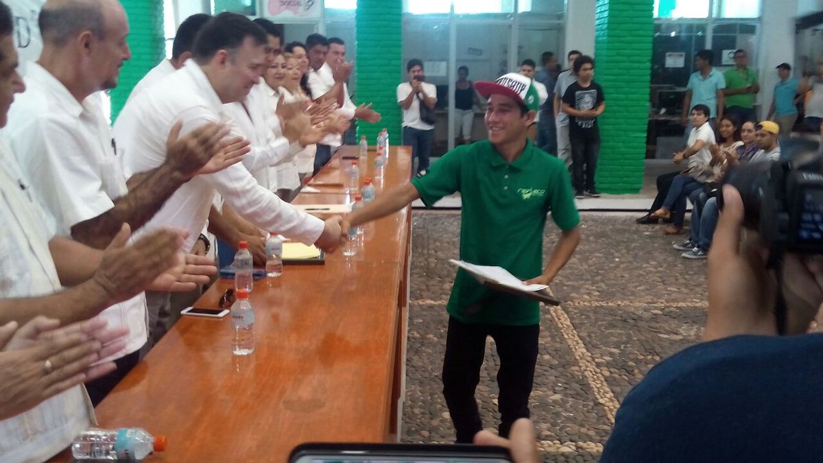 jorgevmendozag's tweet photo. Felicidades Alfonso Aguilar ganador Premio Municipal a la Juventud de PlayaAzul #15años #pasionporeldeporte https://t.co/YW9gSqrHV8
