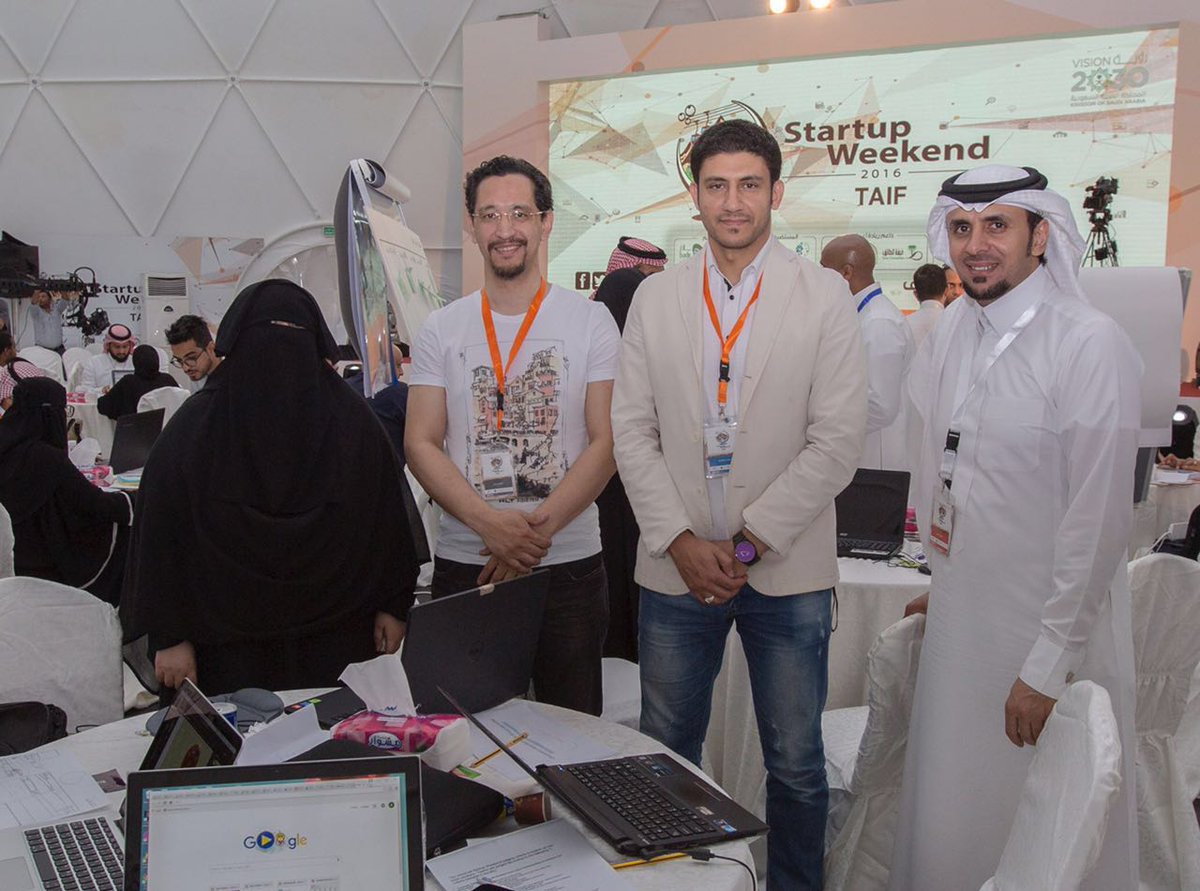 فريق One_Nation# والهدف هو إنشاء تطبيق تواصل اجتماعي ذكي يكسر حاجز اللغة 
 #ستارت_أب_ويكند_الطائف #بنك_الرياض