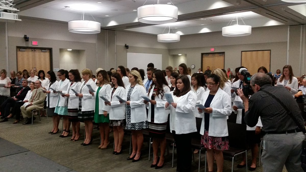UTSDHouston's tweet photo. Dental Hygiene Class of 2018 just recited the Dental Hygiene Oath! #MyUTSD https://t.co/jMKHIwHnQA
