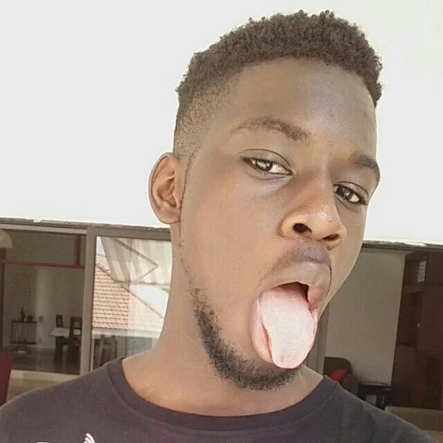 maelarnaudh's tweet photo. si vs voyez ces 2 individus à la flexzone ne les approchez pas ils sont chargés de la propagation du SIDA en Afrique https://t.co/W6fSIP5UFb