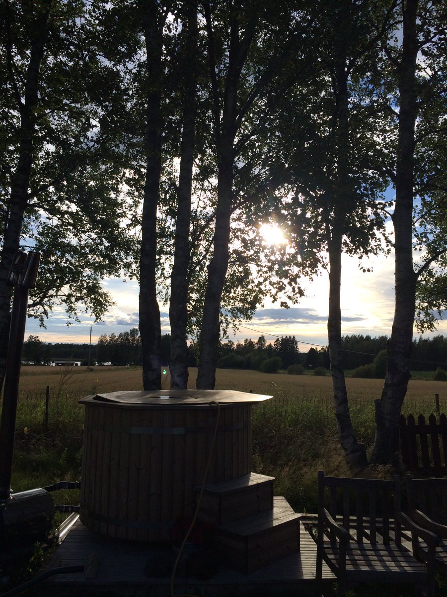 NenonenJonna's tweet photo. Palju lämpeemässä, aurinko paistaa ja radiossa #retroperjantai https://t.co/zBp0Q4Mpax