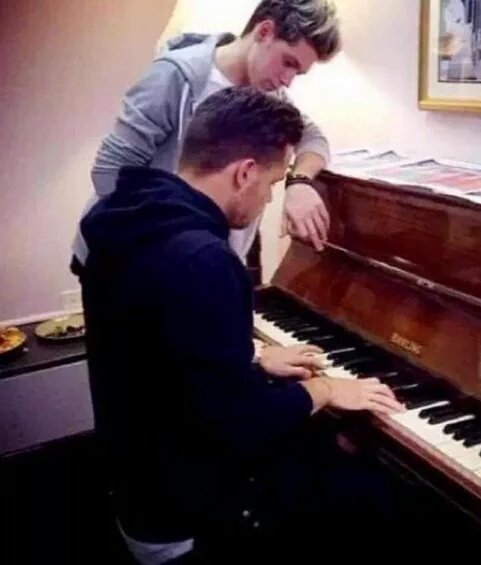 RealNeilHoran's tweet photo. Se dieron cuenta que los chicos se enseñaron a tocar instrumentos entre ellos mismos? BASTA QUE HERMOSO😭❤ https://t.co/I8Hg7CUHzy